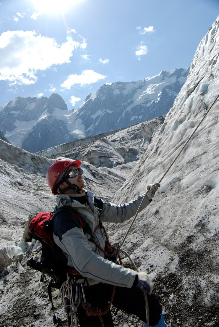 Menguak Dunia Es : Panduan Lengkap untuk Pemula Ice Climbing